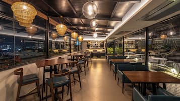 2 bars/lounges