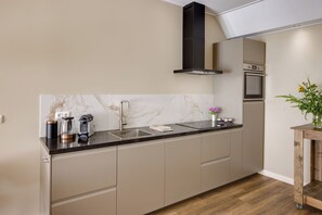 Ofen, Geschirrspüler, Wasserkocher mit Kaffee-/Teezubehör