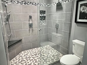 Dusche, Haartrockner, Handtücher, Seife