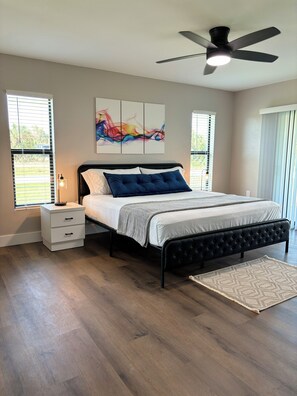 4 Schlafzimmer, Schreibtisch, Bügeleisen/Bügelbrett, Reisekinderbett