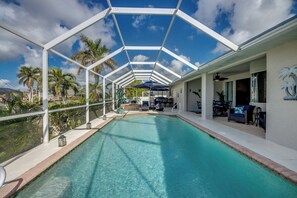 A heated pool - Spacious waterfront Villa with 2 master suites, a junior suite, heated pool, spa, boat lift and more (Cape Coral)