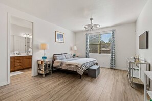 3 chambres, bureau, fer et planche à repasser, lit parapluie