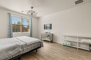 3 室のベッドルーム、デスク、アイロン / アイロン台、旅行用ベビーベッド