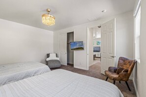 3 chambres, bureau, fer et planche à repasser, lit parapluie