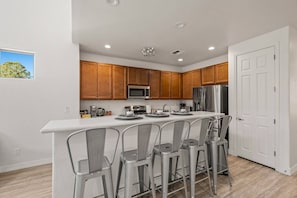 Fridge, microwave, oven, stovetop - Newly Built Flagstaff Home + Grill + Korean BBQ! (Flagstaff)