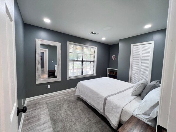 3 bedrooms, desk, iron/ironing board, WiFi - Charming 3-bedroom cottage - 5 minutes to Ole Miss! (Oxford)