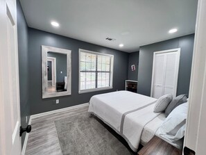 3 bedrooms, desk, iron/ironing board, WiFi