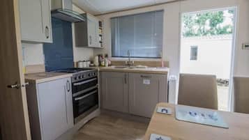 Cabin | Private kitchen | Fridge, microwave, oven, stovetop