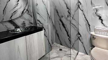 Suite básica, vistas a la ciudad | Baño | Toallas, jabón y papel higiénico