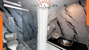 Habitación cuádruple estándar, vista a la ciudad | Baño