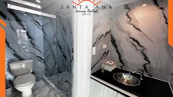 Habitació quàdruple estàndard, vistes a la ciutat | Bany | Tovalloles, sabó i paper higiènic