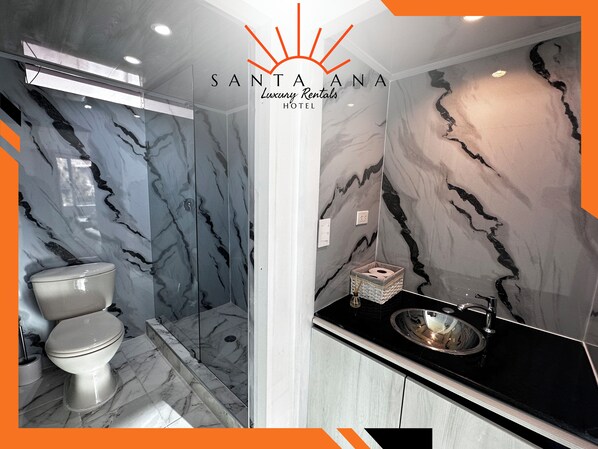 Standard Quadruple Room, City View | Bathroom | Towels, soap, toilet paper - Hotel Santa Ana Luxury Rentals (Bogotá)