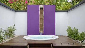 Outdoor spa tub