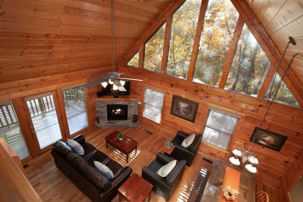 Smart TV, chimenea, estéreo