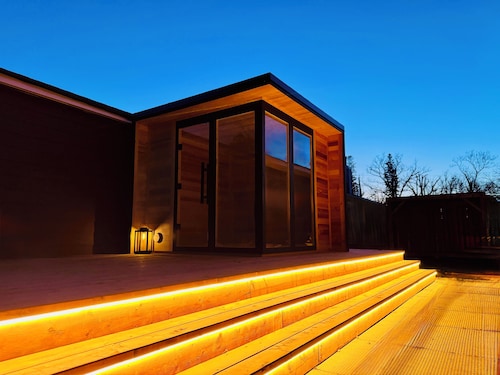 Lakeview Retreat – Ice Fishing, Sauna & Pizza Oven BBQ Getaway Winnipeg Beach