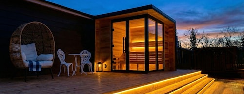 Sauna, Pizza Oven, BBQ, Easy Lake Access & Parking for Trucks & Trailers