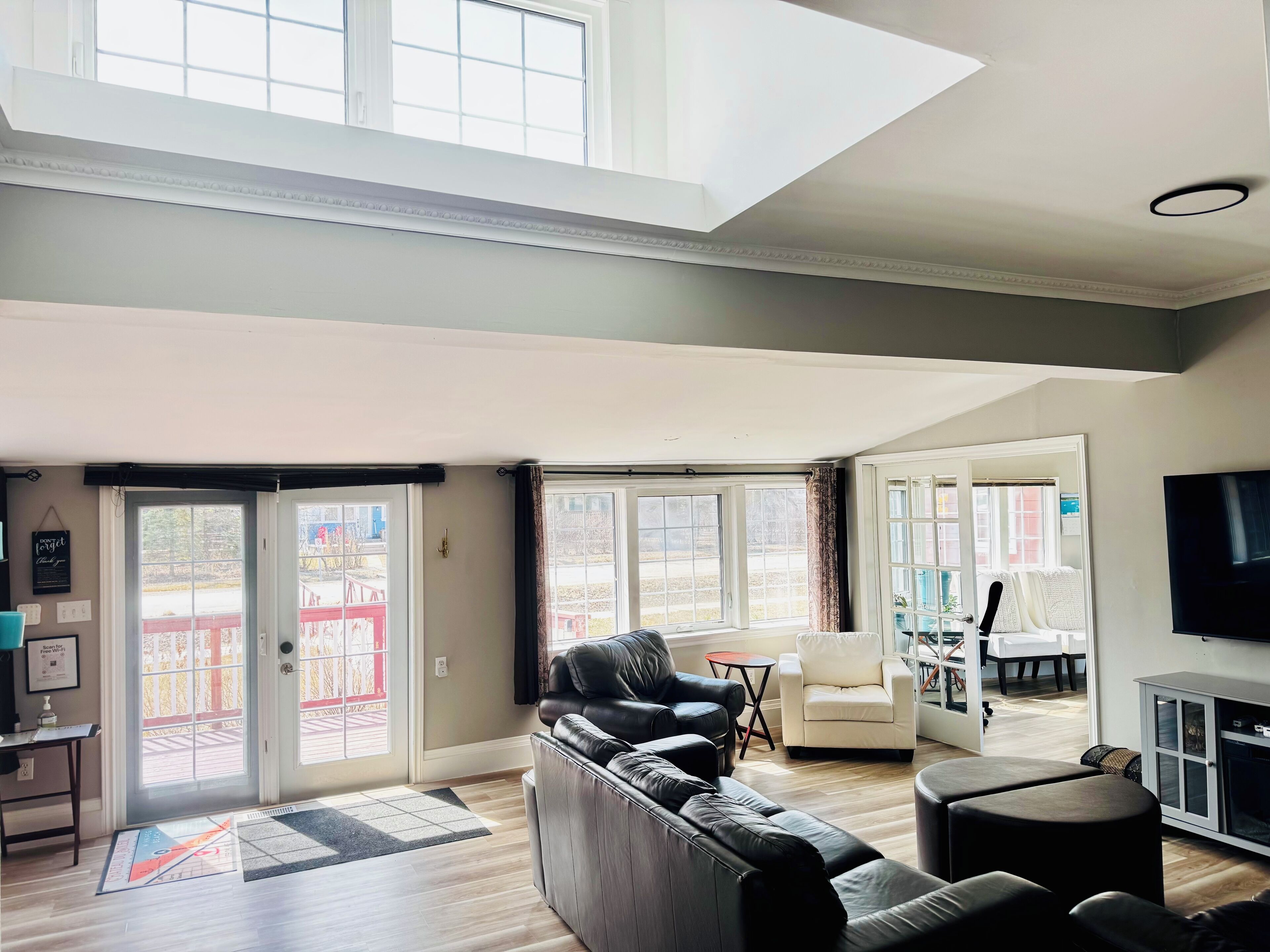 Älytelevisio, videopelejä, kirjoja, tulostin