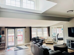 Smart TV, video games, books, printers - Sauna, Pizza Oven, BBQ, Easy Lake Access & Parking for Trucks & Trailers (Winnipeg Beach)