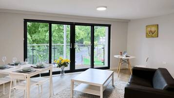 Apartment, 3 Bedrooms, Non Smoking | Living area