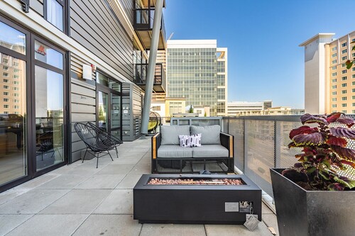 2BR | Balcony, Gym, Lounge | Bellevue | Sophari C