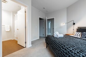 2 bedrooms, travel crib, free WiFi - 2BR | Gym, Pool | Bellevue | Sophari Towers H (Bellevue)