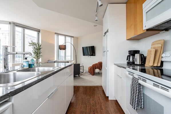 Coffee/tea maker, fridge, microwave, oven
