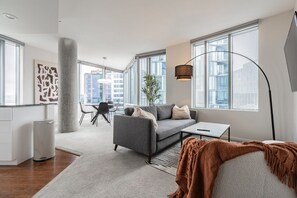 Smart TV, table tennis - 2BR | Gym, Pool | Bellevue | Sophari Towers H (Bellevue)