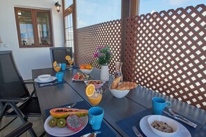 Outdoor dining - Villa Vino Heated Pool, A/C, Spectacular Panoramic Sea views (Playa Blanca)