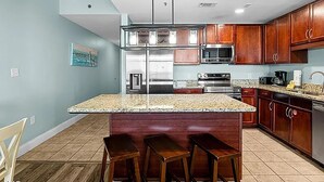 Condo, nhiều giường (Laketown Wharf 1523) | Bếp riêng | Lò nướng, lò nướng bánh mì, dụng cụ nấu nướng/bát dĩa/dao nĩa