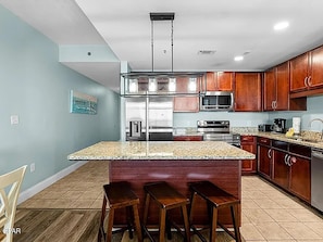 Appart'hôtel, plusieurs lits (Laketown Wharf 1523) | Cuisine privée | Four, grille-pain, batterie de cuisine, vaisselle et ustensiles