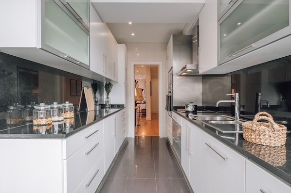 Apartment - Geres - 3 Bedrooms in Alvalade (Lisbon)