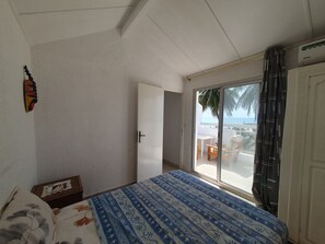 1 bedroom, desk, iron/ironing board, WiFi - Rare in Saly! Seafront detached villa - 1st line, under the coconut trees. (Saly)