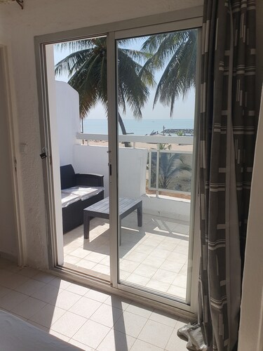 Rare à Saly ! Villa indépendante Front de mer - 1ère ligne, sous les cocotiers.