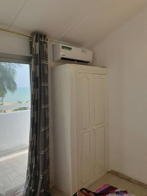 Interior - Rare in Saly! Seafront detached villa - 1st line, under the coconut trees. (Saly)