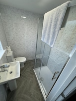 Basic Double Room | Bathroom