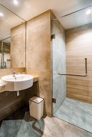 Bathroom - Yello Hotel Harbour Bay Batam (Batam)