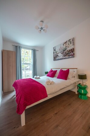 5 bedrooms, iron/ironing board, WiFi, bed sheets