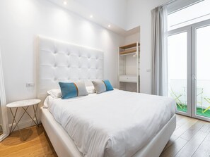 Klassieke kamer, balkon | Een bureau, een laptopwerkplek, geluiddichte muren, gratis wifi