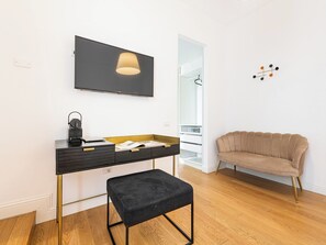 Rom – deluxe, byutsikt | Skrivebord, skrivebord for bærbar PC, lydisolert og wi-fi (inkludert)