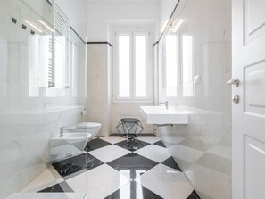 Junior Suite, City View | Bathroom | Shower, hair dryer, bidet, towels - PLEY Boutique Del Centro (Cagliari)
