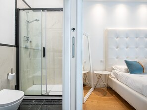 Klassieke kamer, balkon | Badkamer | Een douche, een haardroger, handdoeken, zeep