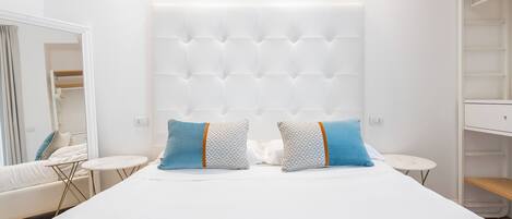 1 habitación, escritorio y espacio para trabajar con laptop