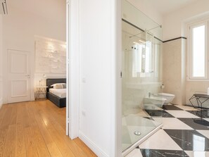 Suite – junior, byutsikt | Skrivebord, skrivebord for bærbar PC, lydisolert og wi-fi (inkludert)