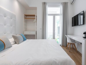 Classic Room, Balcony | Desk, laptop workspace, soundproofing, free WiFi