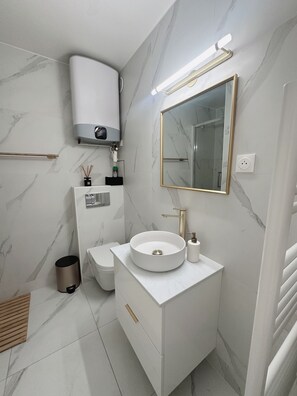 Dusj, hårføner, håndklær og toalettpapir