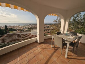 Outdoor dining - CASA LOTTCHEN : Villa with private swimming pool, sea view - 3 bedrooms for 6 (Roses)