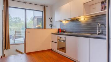 Fridge, microwave, oven, dishwasher