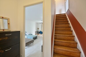 4 bedrooms, iron/ironing board, bed sheets