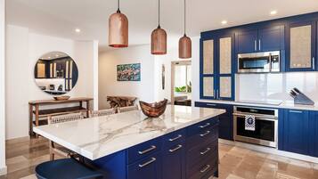 Kylskåp, mikrovågsugn, ugn och spishäll