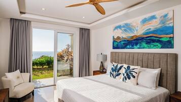 3 makuuhuonetta, tallelokero huoneessa, työpöytä, silitysrauta/-lauta